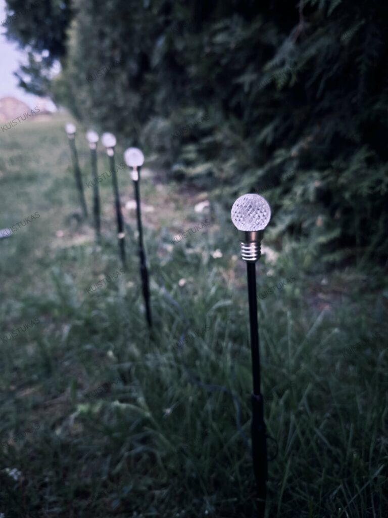 Įsmeigiami-saulės-takelio -šviestuvai