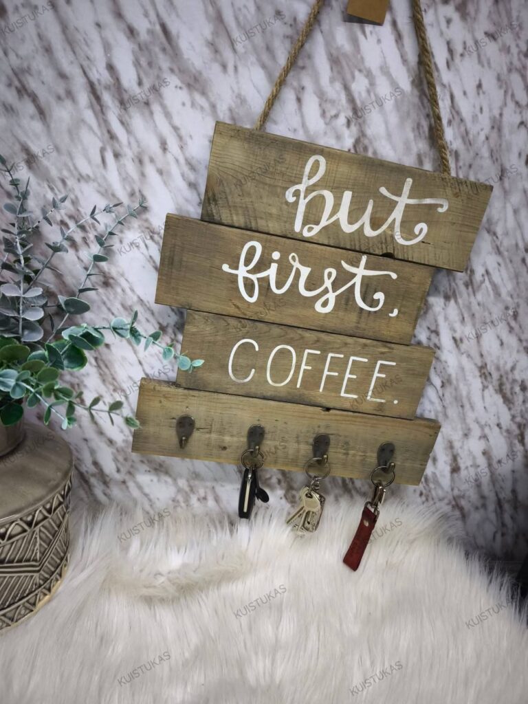 medinė-kabykla-But -first -coffee
