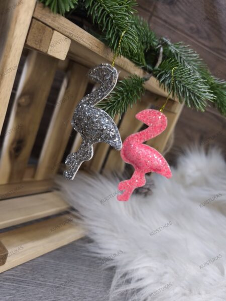 pilkos ir rožinės spalvos žaisliukas flamingas