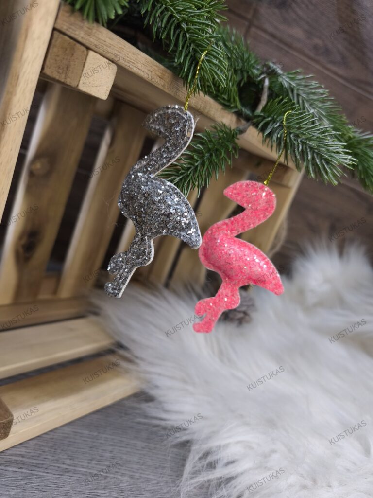 pilkos ir rožinės spalvos žaisliukas flamingas