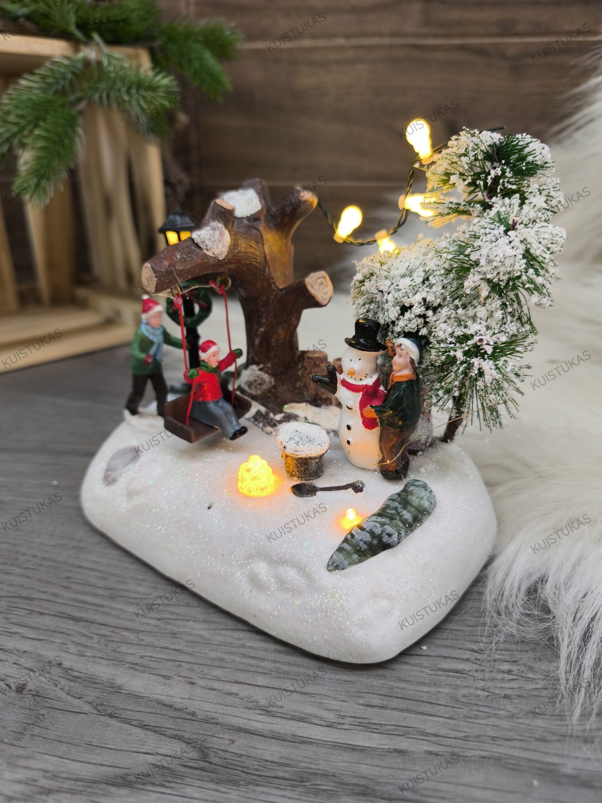 šventinis namelis su LED