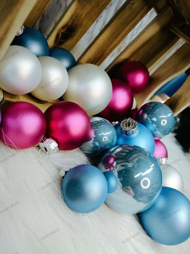 spalvoti eglutės žaisliukai stikliniai
