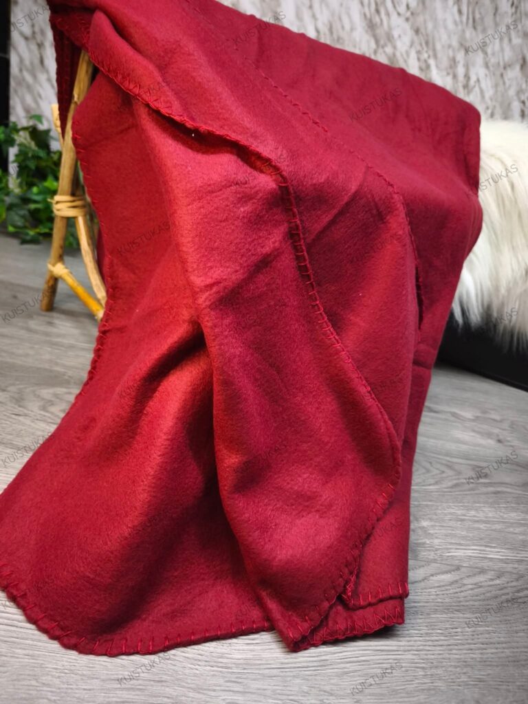Raudonas pledas „Crimson Cozy“