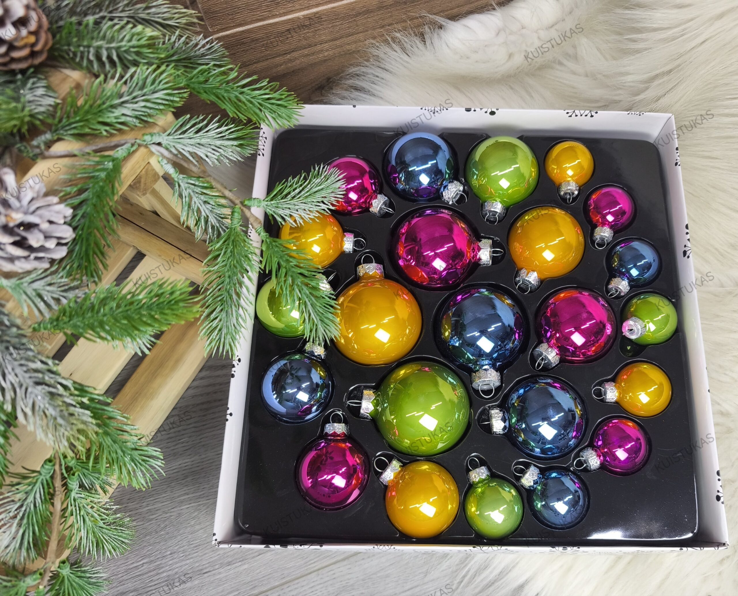 Spalvotų stiklinių žaisliukų komplektas