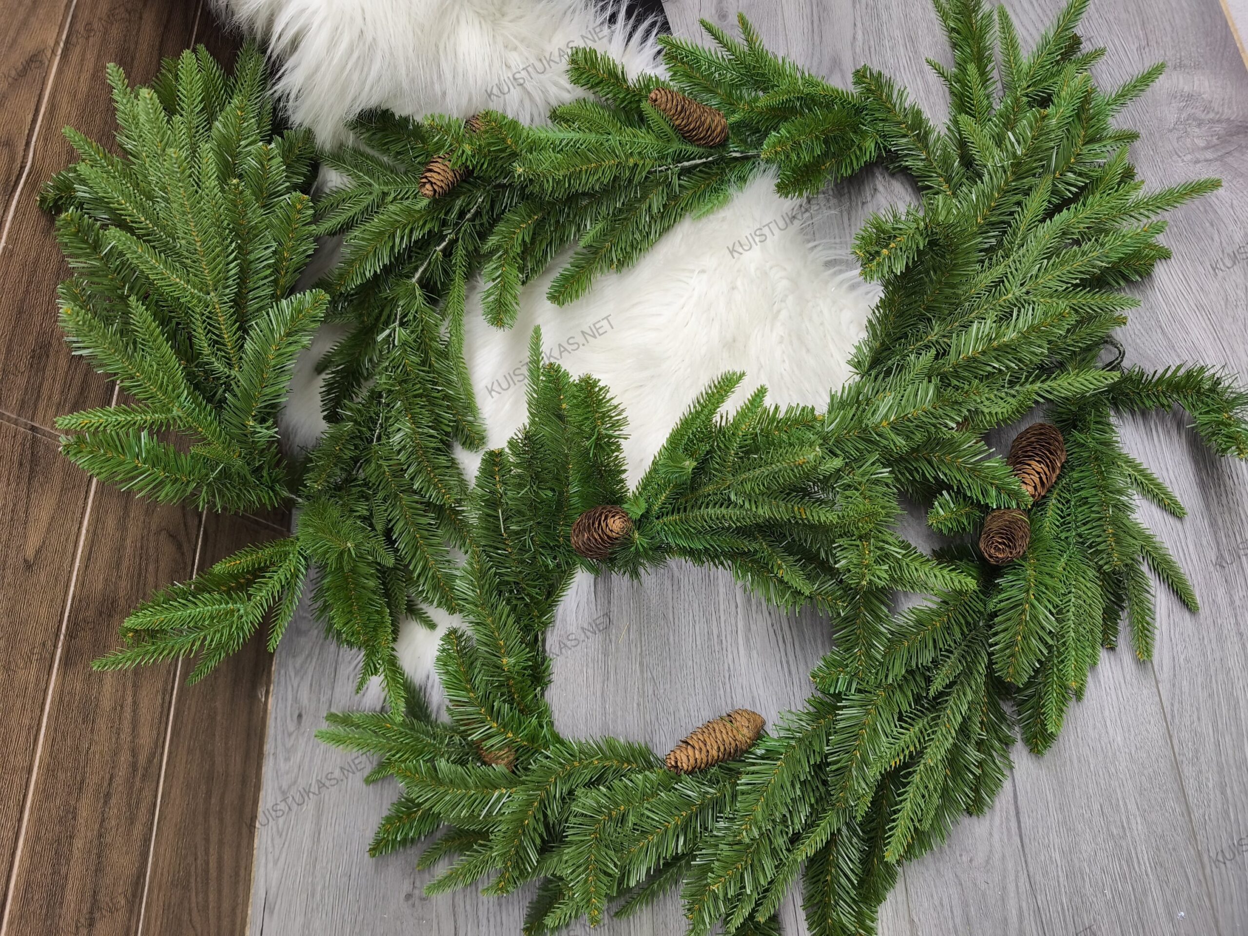 Dirbtinė eglės šaka Everpine su kankorėžiais