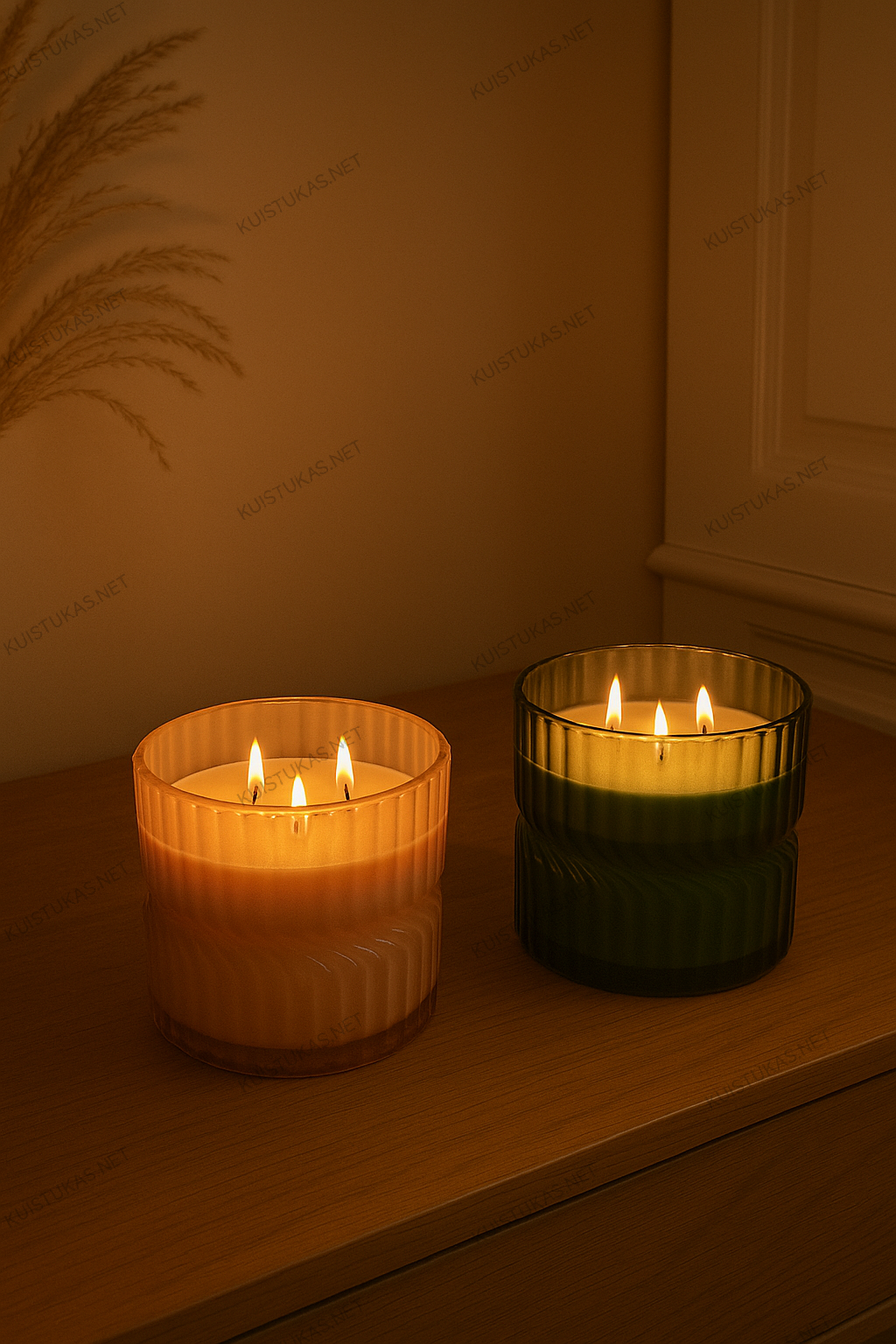 Kvepianti žvakė stikliniame inde