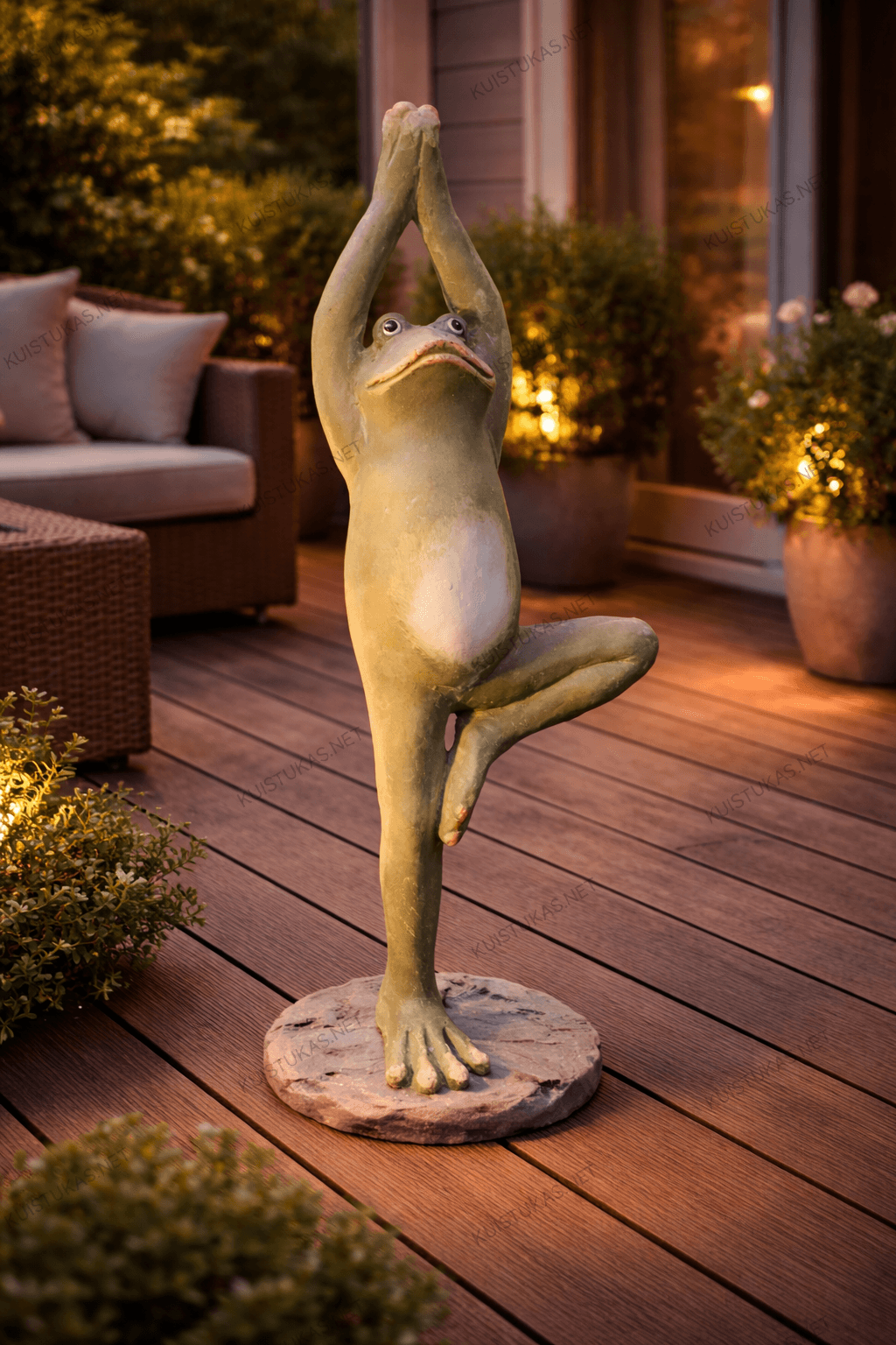 Sodo skulptūra 'Balanso varlė'